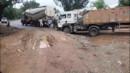रामपुर नैकिन: सीधी जिले के बेला घाटी में ट्रेलर दुर्घटनाग्रस्त होकर सड़क पर धंसा
