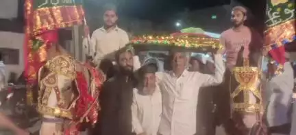 నిర్మల్: జిల్లా కేంద్రంలోని ఖిల్లాగుట్ట పోస్ట్ఆఫీస్ సమీపంలో గల అజ్రత్ నవాబ్ షా చౌఖండి రహమతుల్లా దర్గాలో వైభవంగా సందల్ కార్యక్రమం