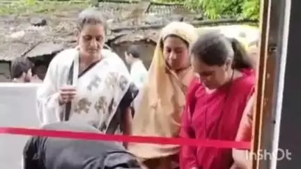 नेपानगर: देवरानी के वार्ड में जेठानी ने किया भूमिपूजन, PM आवास योजना में पांच परिवारों को मिले नए घर, मिठाई खिलाकर दी बधाई