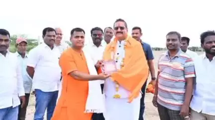 ವಿಜಯಪುರ: ರಸ್ತೆ ಹಾಗೂ ಒಳಚರಂಡಿ ಕಾಮಗಾರಿಗೆ ತೊರವಿಯಲ್ಲಿ ಭೂಮಿಪೂಜೆ ನೆರವೇರಿಸಿದ ನಗರ ಶಾಸಕ ಯತ್ನಾಳ