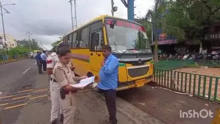 कटनी नगर: माधवनगर गेट पर यातायात पुलिस, जिला प्रशासन और RTO की संयुक्त टीम ने स्कूल वाहनों की जांच कर चालान काटे
