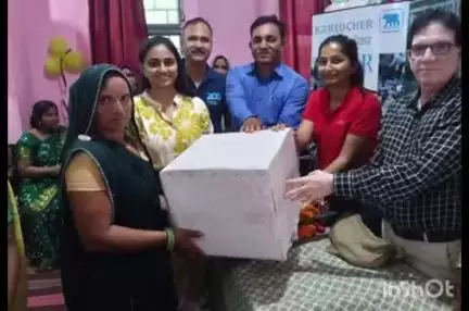 देवास नगर: बेअरलॉकर उद्योग ने छह स्कूलों को दिए 200 सेट फर्नीचर, वंचित महिलाओं को 10 धुंआरहित चूल्हे भी भेंट