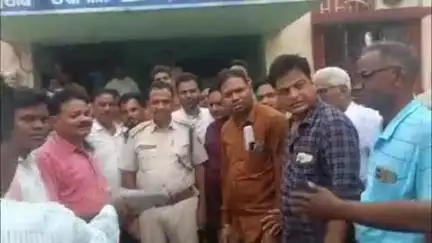 କଣ୍ଟାବାଞ୍ଜି: ସିନ୍ଧେକେଲା ଥାନା ର ଦ୍ୱାରସ୍ଥ ହୋଇ ୟୁଟୁବର୍ ଙ୍କ ଉପରେ କାର୍ଯ୍ୟାନୁଷ୍ଠାନ ଗ୍ରହଣ କରିବା ପାଇଁ ବିଧାୟକ ସମର୍ଥକ ଙ୍କ ପକ୍ଷରୁ ଏତଲା