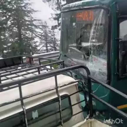 ठियोग: ठियोग राष्ट्रीय राजमार्ग 5 पर कुफरी फन वर्ड के पास बोलेरो कैम्पर और सरकारी बस की हुई टक्कर