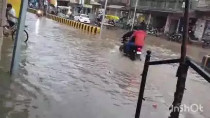 જિલ્લાના ગઢડા,બરવાળા સહીત વિસ્તારોમાં વરસાદ વરસતા રસ્તા ઉપર પાણી ભરાયા