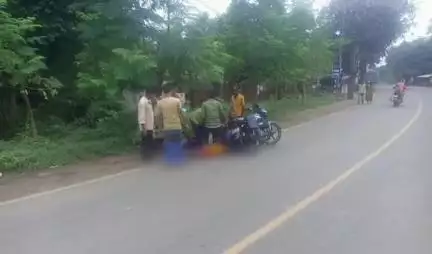 মানবাজার ২: ডাঙ্গরডি মোড়ে বাইক থেকে পড়ে গিয়ে আহত মহিলা