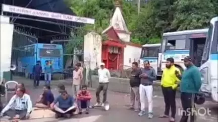 रानीखेत: रोडवेज डिपो रानीखेत को अस्थाई शिफ्ट करने के विरोध में कर्मचारियों ने धरना-प्रदर्शन कर वैकल्पिक व्यवस्था की मांग की
