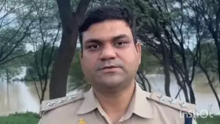 नरैनी: नरैनी क्षेत्र में नदी का जलस्तर बढ़ने से टापू में फंसे 3 लोगों को CO नरैनी कृष्णकांत त्रिपाठी ने सकुशल निकाला