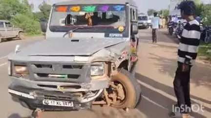 बस्तर: एन एच 30 बस्तर में तेज रफ्तार कार और स्कूल वाहन के बीच हुई टक्कर, हादसे में स्कूली बच्चे बाल-बाल बचे