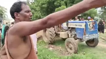 जखनिया: कौला जाखनिया में प्रशासन ने की सख्त कार्रवाई, जंगल की भूमि पर रोटावेटर चला कर हटवाया अतिक्रमण