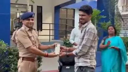 અડાજણ ખાતે "શહેર પોલીસનો તેરા તુજકો અર્પણ કાર્યક્રમ,ચોરી,સ્નેચિંગમાં ગયેલા 25 મોબાઈલો મૂળ માલિકોને પરત કર્યા