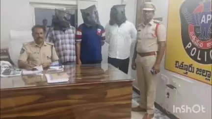 పూతలపట్టు: బంగారుపాలెం మాజీ ముఖ్యమంత్రి పర్యటనలో పత్రిక విలేకరిపై దాడి చేసిన ఘటనలో  ముగ్గురు నిందితుల అరెస్టు
