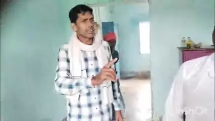 भंडरिया: हारता गांव के परेवा टांड़ टोला स्थित प्राथमिक विद्यालय का ग्रामीणों की शिकायत पर बीडीसी एवं वार्ड सदस्य ने किया निरीक्षण