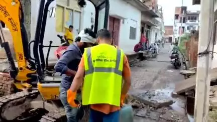 कन्नौज: शहर में जल भराव की समस्या को लेकर नगर पालिका ने शुरू किया मानसून अभियान, नालियों की सफाई करवाई