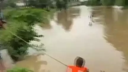 सिरमौर: चंदुआ नाला उफान पर, बीहर टमस नदियों में जल स्तर बढ़ा, घरों में घुसा पानी, एसडीईआरएफ ने 23 लोगों को बचाया