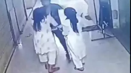 पानीपत: स्पा सेंटर में घुसे युवक को युवतियों ने पीटा, छत से कूदा, पैर टूटा; बोला- इशारे से बुलाया था