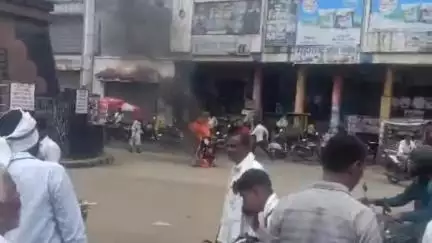 भोकरदन: शहरातील छत्रपती शिवाजी महाराज चौकात अज्ञाताने पेटवली दुचाकी