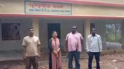 गोला: नेमरा में नवनिर्मित धूमकुडिया भवन का पार्षद व मुखिया ने किया निरीक्षण, कहा सामाजिक कार्यक्रमों में होगी सुविधा