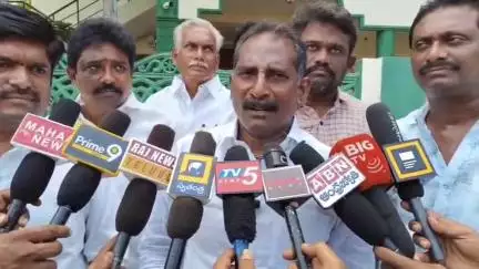 తండ్రీ, కొడుకులు ఇద్దరూ విద్వేషకర వ్యాఖ్యలు చెయ్యడం దేనికి సంకేతం అని ప్రశ్నించిన బందరు టీడీపీ నేత పల్లపాటి సుబ్రహ్మణ్యం