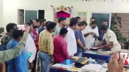 କଣ୍ଟାବାଞ୍ଜି: କଣ୍ଟାବାଞ୍ଜି ଥାନା ର ଦ୍ୱାରସ୍ଥ ହୋଇ ୟୁଟୁବର୍ ଙ୍କ ଉପରେ କାର୍ଯ୍ୟାନୁଷ୍ଠାନ ଗ୍ରହଣ କରିବା ପାଇଁ ବିଧାୟକ ସମର୍ଥକ ଙ୍କ ପକ୍ଷରୁ ଏତଲା