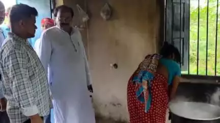 ଖଲ୍ଲିକୋଟ୍: ଏନଏସି କାର୍ଯ୍ୟାଳୟ ନିକଟରେ ଥିବା ଅଙ୍ଗନୱାଡ଼ି କେନ୍ଦ୍ର ପରିଦର୍ଶନ କଲେ ବିଧାୟକ ପୂର୍ଣ୍ଣ ଚନ୍ଦ୍ର ସେଠୀ