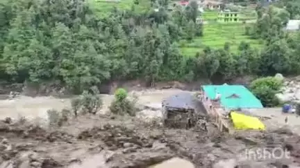 भोटा: सर्व कल्याणकारी ट्रस्ट ने सराज थुनाग में पीड़ितों को बांटी राहत किटें, जयराम ठाकुर बोले- फिर से संवारेंगे अपना क्षेत्र
