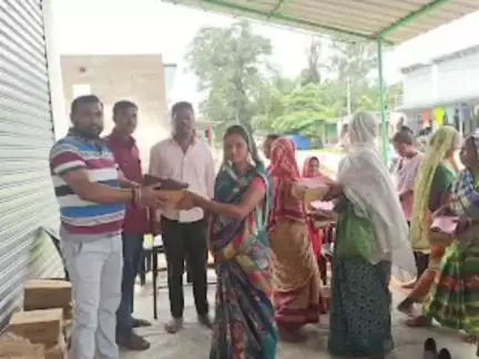 फरसाबहार: ग्राम पंचायत केरसई में तेंदूपत्ता संग्राहक बहनों को चरण पादुका का वितरण, सम्मान और सशक्तिकरण की दिशा में अहम कदम