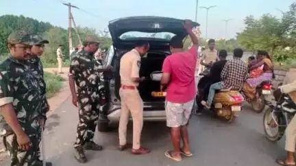 ఇల్లందకుంట: మండల కేంద్రంలో పోలీస్ ప్రత్యేక దళాలతో వాహనాల తనిఖీలు చేపట్టిన ఎస్సై క్రాంతి కుమార్, పలు వాహనాలకు ఫైన్ విధించిన పోలీసులు