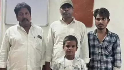 जौनपुर: भटककर जफराबाद पहुंचे 9 वर्षीय बालक को पुलिस ने परिजनों को सौंपा