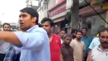पानीपत: समालखा: नगर पालिका ने रेलवे रोड पर दुकानों के बाहर बने अवैध थड़े तोड़े