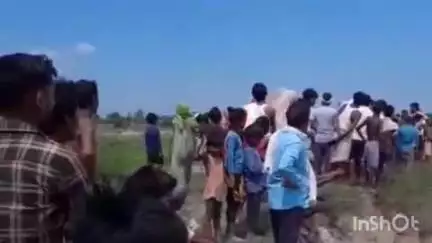 धौरहरा: चिकना जती गांव के पास शारदा नदी के नाले में युवक नहाते समय डूबा, स्थानीय गोताखोर युवक की तलाश में जुटे