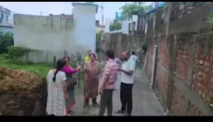 नरेन्द्रनगर: वार्ड संख्या 11 में ढालवाला पहुंची नगर पालिका अध्यक्ष नीलम बैजलवान, जल भराव की शिकायत के बाद किया निरीक्षण