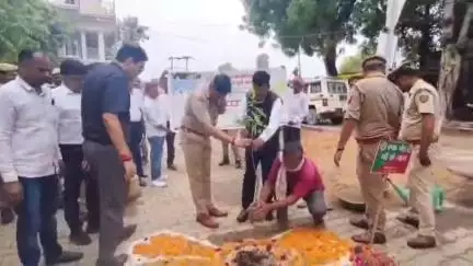 जौनपुर: त्रिलोचन महादेव मंदिर में की गई व्यवस्थाओं का DM और SP ने लिया जायजा