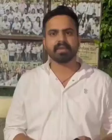 जयपुर: जेएलएन मार्ग स्थित राजस्थान विश्वविद्यालय में छात्र संघ चुनाव की मांग को लेकर छात्रों ने किया अनोखा प्रदर्शन