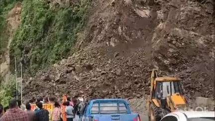 मंडी: मण्डी में पर्यटक की लापरवाही: भूस्खलन के दौरान मलबे के ऊपर से गुजरा, लोगों की चेतावनी नहीं सुनी