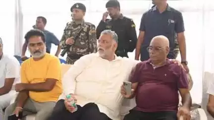 चितरपुर: झारखंड सरकार के मंत्री योगेंद्र प्रसाद के भाई के श्राद्धकर्म में मुरुबंदा गांव पहुंचे बिहार सांसद पप्पू यादव