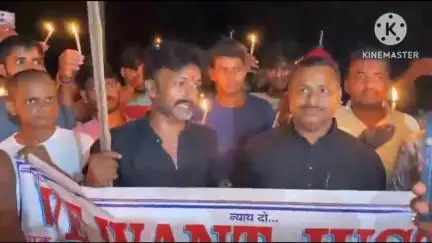 गोरौल: पीरापुर गांव में छात्रा की निर्मम हत्या के विरोध में कैंडल मार्च निकाला गया