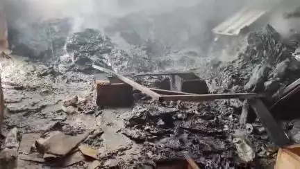 തലപ്പിള്ളി: ചേലക്കര ബസ് സ്റ്റാൻഡിലെ ഷോപ്പിങ് കോംപ്ലക്സിന്റെ മുകൾ നിലയിൽ തീപിടിത്തം