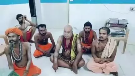ଧର୍ମଗଡ: ମାତିଛନ୍ତି ଭଣ୍ଡ ବାବା,ଦେହରେ ବିଭୁତି ଓ ବେକରେ ମାଳା ପକାଇ ଠକୁଛନ୍ତି ଭଣ୍ଡବାବା,୬ ବାବା ଙ୍କୁ ଅଟକ ରଖିଛି ଧର୍ମଗଡ ପୋଲିସ