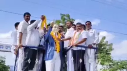 కోరుట్ల: కోరుట్ల పట్టణంలో చివరి నరసింగరావు ఆధ్వర్యంలో 42% రిజర్వేషన్ అమలు చేయడంతో సీఎం చిత్రపటానికి పాలాభిషేకం