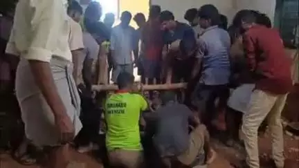 பல்லடம்: வருவாய் கிராமத்தில் ஸ்லாப் கற்களை உடைத்து குளிக்குள் விழுந்த மாடு தீயணைப்புத்துறை வீரர்களால் உயிரிழந்த நிலையில் மீட்கப்பட்டது