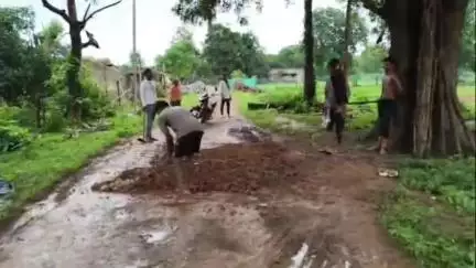 ପରଜଙ୍ଗ: ନିଜ ଉଦ୍ୟମରେ ରାସ୍ତା ମରାମତି କଲେ କୀର୍ତ୍ତନପୁର  ଗ୍ରାମବାସୀ।#jansamasya