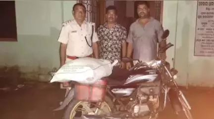 କଣ୍ଟାମାଳ: ବୁଢ଼ାଖୋଲ ଛକ ନିକଟରୁ ଅବକାରୀ ବିଭାଗ ର ଚଢ଼ାଉ 40ଲିଟର ଦେଶୀ ମଦ ସହ ବାଇକ ଜବତ