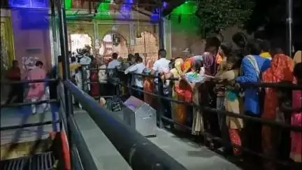 मुरैना नगर: ऐती पर्वत स्थित शनि धाम पर उमड़ी श्रद्धालुओं की भीड़, आरती के बाद खुले पट