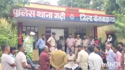 गढ़ी: गढ़ी विधायक ने गढ़ी थानां पुलिस पर लगाया दलालों की गुलामी का आरोप, थाने में बैठे धरने पर