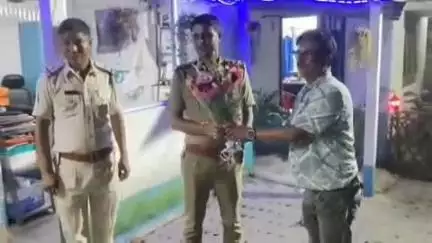 আলিপুরদুয়ার ২: শামুকতলা রোডে পুলিশ অফিসার দেবাশীষ দেব কে বিদায় সংবর্ধনা জানালেন এলাকার বাসিন্দারা