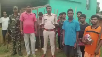 रायडीह: बांसडीह में अपराध रोकने के लिए ग्राम सुरक्षा समिति को सामग्री वितरित की गई