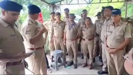 ऋषिकेश: नीलकंठ पैदल मार्ग पर वन विभाग ने अस्थाई दुकानों को हटाया, खाद्य विभाग की टीम ने भी की कार्रवाई