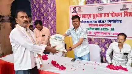 सफीपुर: सफीपुर में विधायक बम्बा लाल दिवाकर ने किसानों को कृषि विभाग, उन्नाव द्वारा खरीफ बीज व मिनीकिट वितरित किए