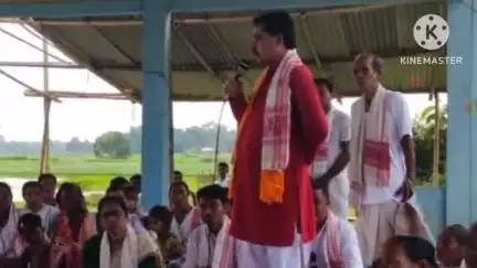 মৰিগাঁও: মৰিগাঁৱৰ কোঁৱৰ গাঁৱত অনুষ্ঠিত বাৰ্ষিক নাম-কীৰ্তনত উপস্থিত তিৱা স্বায়ত্ত পৰিষদৰ মুখ্য কাৰ্যবাহী সদস্য